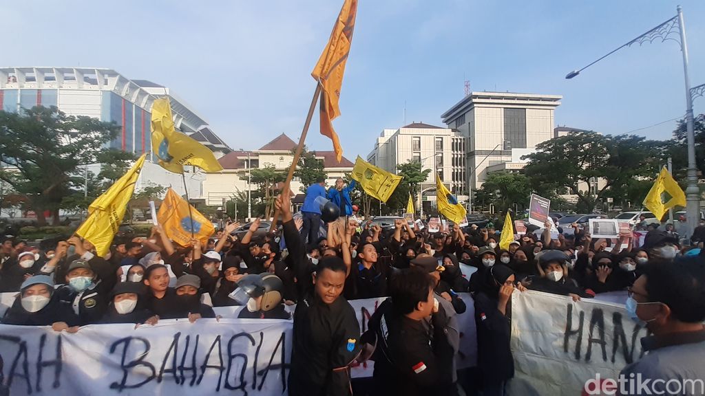 Demo mahasiswa tolak wacana kenaikan harga Pertalite di Semarang, Jumat (8/4/2022).