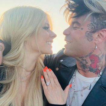Dilamar Mod Sun, Avril Lavigne Pamer Cincin Berbentuk Hati