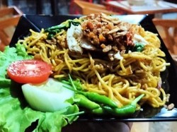 Doyan Mie Goreng Sambal Terasi Banyuwangi, Pedasnya Sampai Ke Hati Lho!