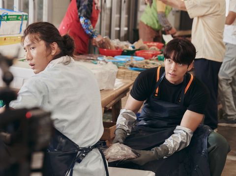 Drama Korea Our Blues (2022) Kim Woo-bin dalam drama Korea Our Blues (2022)