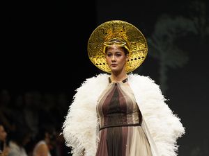 3 Tahun Absen dari Catwalk, Paula Verhoeven Latihan Lagi Pakai Heels 3 Tahun Absen dari Catwalk, Paula Verhoeven Latihan Lagi Pakai Heels