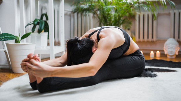 Gerakan yoga bagi perempuan sibuk untuk membantu tubuh lebih bugar/freepik/freepik Downward-facing Dog yang menjadi salah satu gerakan yoga untuk pemula.