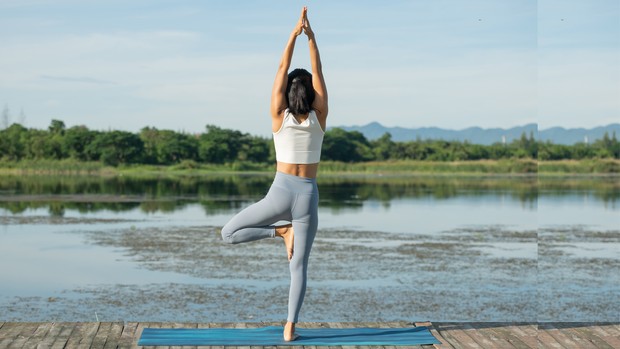 Gerakan yoga bagi perempuan sibuk untuk membantu tubuh lebih bugar/freepik/jcomp Tree Pose sebagai gerakan yoga sederhana yang bisa dicoba bagi pemula.