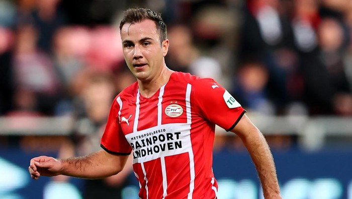 HERNING, DENMARK - AUGUST 10: Mario Götze of PSV Eindhoven controls the ball during the UEFA Champions League third qualifying round second leg between FC Midtjylland and PSV Eindhoven at  on August 10, 2021 in Herning, Denmark. (Photo by Martin Rose/Getty Images)