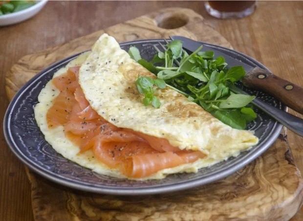 Ilustrasi omelet dengan telur + salmon asap