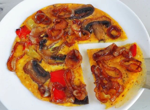 Ilustrasi omelet telur + bawang karamel