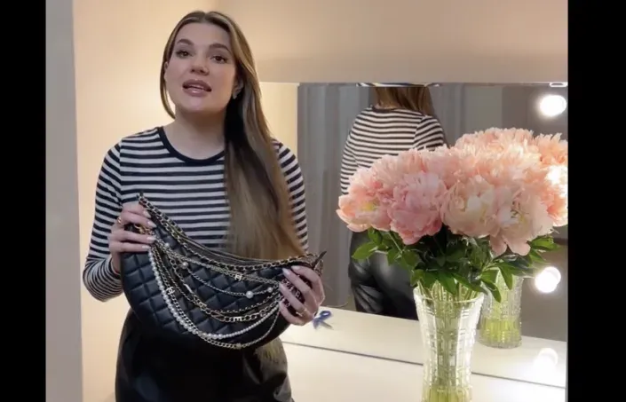 Influencer Rusia gunting tas Chanel mereka