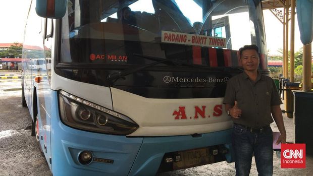 Erwin belum sudah menyelesaikan tugas saat tiba di Terminal, Jatijajar, Depok, Jawa Barat, sekitar pukul 08.30 WIB. Ia hanya singgah sebentar sembari menunggu penumpang lain dan melanjutkan perjalanan panjang ke Sumatera Barat.Erwin merupakan pengemudi bus AKAP (Antar Kota Antar Provinsi) PO ANS (Anas Nasional Sejahtera) yang melayani rute Sumatera Barat dengan tujuan akhir Bandung dan sebaliknya.