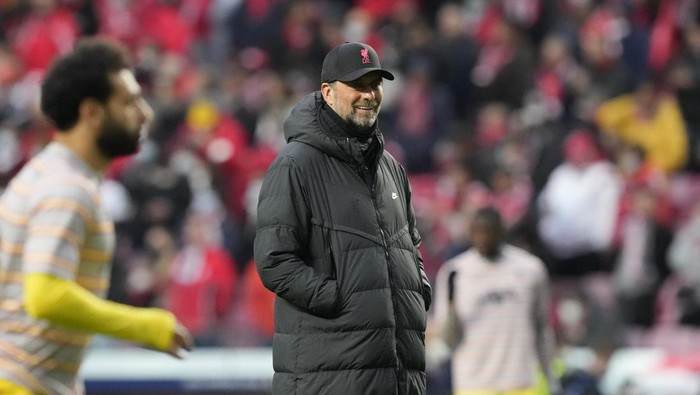Liverpools manager Jurgen Klopp watches his players warm up before the Champions League quarterfinals, first leg, soccer match between Benfica and Liverpool at the Luz stadium in Lisbon, Tuesday, April 5, 2022. (AP Photo/Armando Franca)