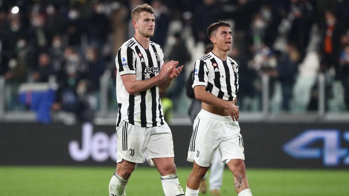 TURIN, ITALY - APRIL 03: Paulo Dybala and Matthijs de Ligt of Juventus cut a dejected figure following the Serie A match between Juventus and FC Internazionale at Allianz Stadium on April 03, 2022 in Turin, Italy. (Photo by Marco Luzzani/Getty Images)