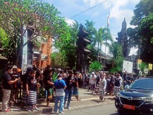 Memanas, Massa Berpakaian Adat Segel Kantor Sekretariat PHDI Bali