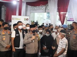 Polisi Buka Gerai di Masjid Jakbar: Habis Tarawih Langsung Di-booster