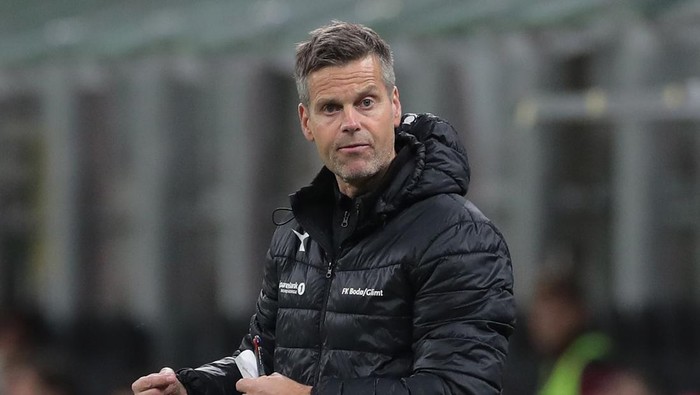 MILAN, ITALY - SEPTEMBER 24: Bodo Glimt coach Kjetil Knutsen issues instructions to his players during the UEFA Europa League third qualifying round match between AC Milan and Bodo Glimt at Stadio Giuseppe Meazza on September 24, 2020 in Milan, Italy. (Photo by Emilio Andreoli/Getty Images)