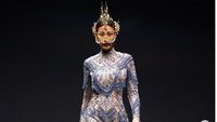 Foto: Koleksi Hian Tjen di Arab Fashion Week 2022, Paula Verhoeven Comeback