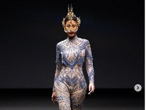 Foto: Koleksi Hian Tjen di Arab Fashion Week 2022, Paula Verhoeven Comeback Foto: Koleksi Hian Tjen di Arab Fashion Week 2022, Paula Verhoeven Comeback