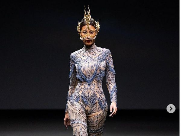 Foto: Koleksi Hian Tjen di Arab Fashion Week 2022, Paula Verhoeven Comeback
