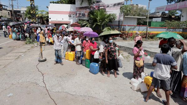 Krisis Mencekik, Warga di Sri Lanka Antre Berjam-jam Demi Minyak Tanah