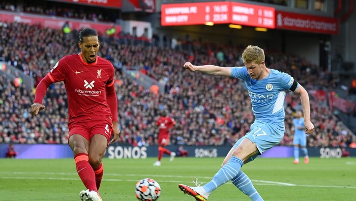 LIVERPOOL, ENGLAND - OCTOBER 03: Kevin De Bruyne of Manchester City shoots whilst under pressure from Virgil van Dijk of Liverpool during the Premier League match between Liverpool and Manchester City at Anfield on October 03, 2021 in Liverpool, England. (Photo by Michael Regan/Getty Images)