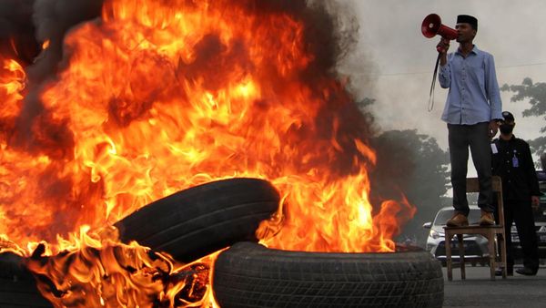 Mahasiswa Makassar Bakar Ban Tolak Presiden 3 Periode