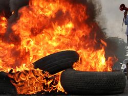 Mahasiswa Makassar Bakar Ban Tolak Presiden 3 Periode
