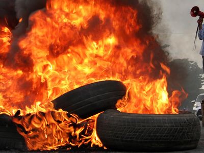 Mahasiswa Makassar Bakar Ban Tolak Presiden 3 Periode