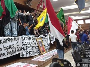 Tolak IKN-Jokowi 3 Periode, Mahasiswa Sempat Duduki DPRD Kota Tasik Tolak IKN-Jokowi 3 Periode, Mahasiswa Sempat Duduki DPRD Kota Tasik