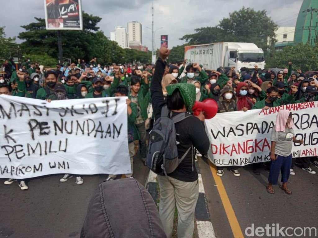 Mahasiswa Makassar Turun Lagi ke Jalan Tolak Presiden 3 Periode, Lalin Macet
