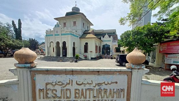 Masjid Jami' Baiturrahim Ulee Lheue Banda Aceh. CNN Indonesia/Dani Randi