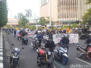 Tolak Harga Pertalite Naik, Massa Mahasiswa Dorong Motor ke Kantor Ganjar