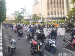Tolak Harga Pertalite Naik, Massa Mahasiswa Dorong Motor ke Kantor Ganjar