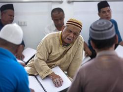 Tunanetra di Medan Isi Ramadan dengan Tadarus Al-Quran Braille