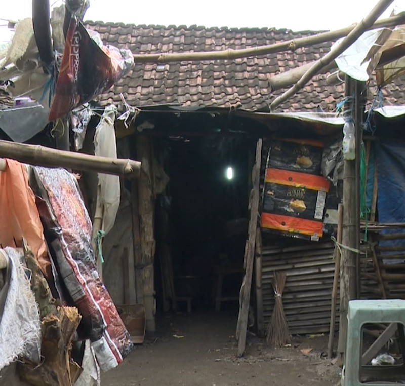 Nasib Sedih Mbah Satinem di Rumah Lapuk, Serba Sulit Kala Hujan Deras Turun