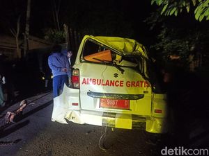Ratusan Warga Garut Evakuasi Ambulans yang Terperosok ke Jurang 60 M