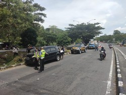 Kecelakaan Truk vs Mobil di Exit Jembatan Suramadu Arah Madura