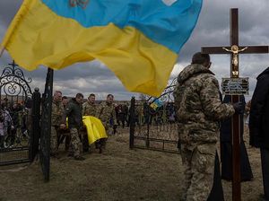 Momen Penuh Haru Pemakaman Prajurit Ukraina