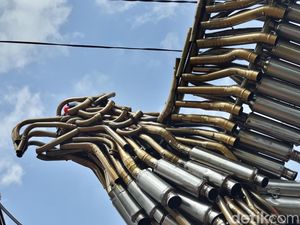 Unik! Monumen Garuda di Solo Baru Ini Dibuat dari Knalpot Brong Sitaan Unik! Monumen Garuda di Solo Baru Ini Dibuat dari Knalpot Brong Sitaan