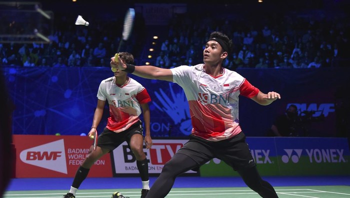 Indonesias Muhammad Shohibul Fikri and Bagas Maulana, right, compete against their compatriots Mohammad Ahsan and Hendra Setiawan during their mens doubles final match at the All England Open Badminton Championships in Birmingham, England, Sunday, March 20, 2022. (AP Photo/Rui Vieira)