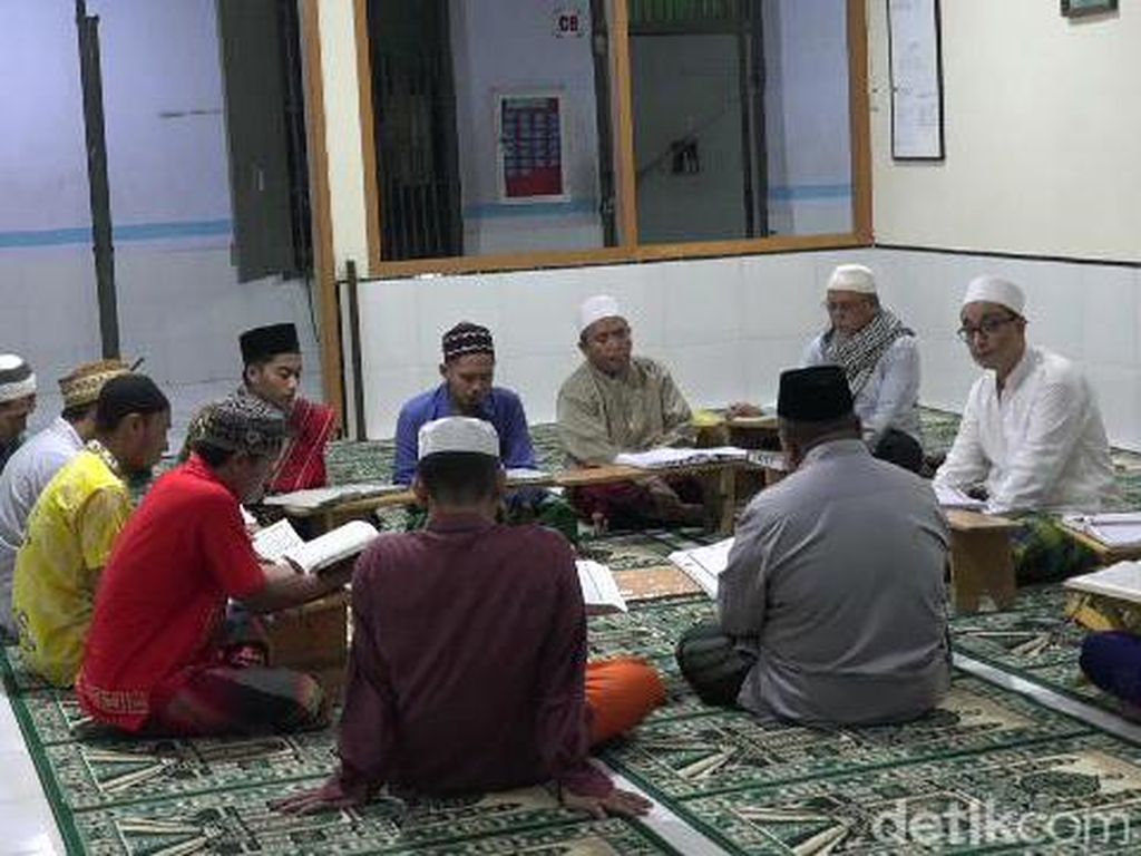Khusyuknya Tarawih dan Tadarus Napi Lapas Probolinggo Saat Ramadan