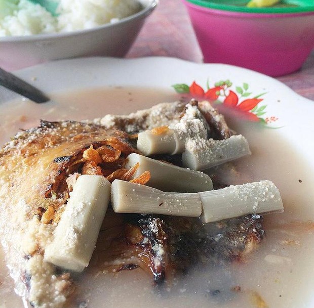 Pakat merupakan pucuk rotan yang dibakar disajikan sebagai lalapan