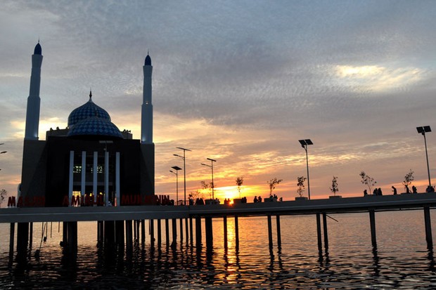 Pantai Losari Jadi Tempat Ngabuburit Favorit/Foto : travel.detik.com/Ammang