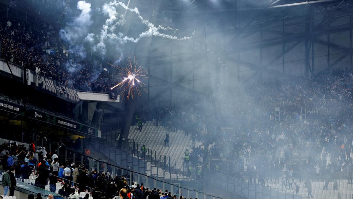 Perang petasan fans nodai duel Marseille vs PAOK. (Foto: REUTERS/GONZALO FUENTES)