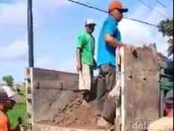 Sopir di Lamongan Urunan Uruk Jalan Berlubang