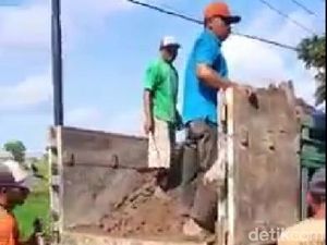Sopir di Lamongan Urunan Uruk Jalan Berlubang Sopir di Lamongan Urunan Uruk Jalan Berlubang
