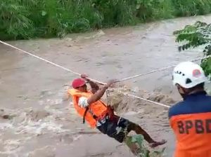 Dramatisnya Penyelamatan Dua Pemancing yang Terjebak Banjir di Blitar