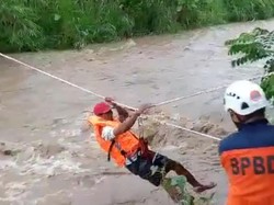 Dramatisnya Penyelamatan Dua Pemancing yang Terjebak Banjir di Blitar