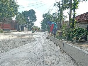 Pengusaha Real Estat Bangun Betonisasi Jalan di Jetis Grobogan Rp 2 Miliar Pengusaha Real Estat Bangun Betonisasi Jalan di Jetis Grobogan Rp 2 Miliar
