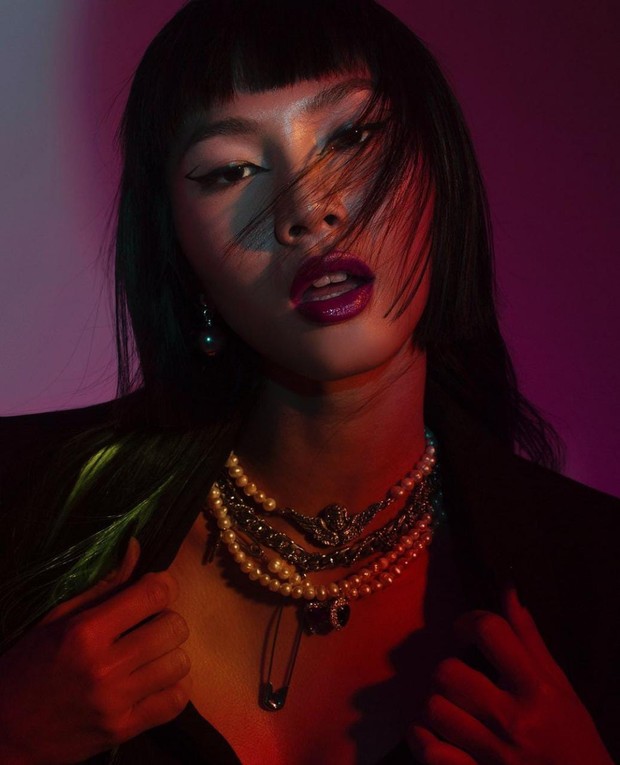 Penampilan Helen Hiu Bold dan Edgy/foto: instagram/@helenhiuu penampilah Helen Hiu dengan makeup bold dan rambut edgy