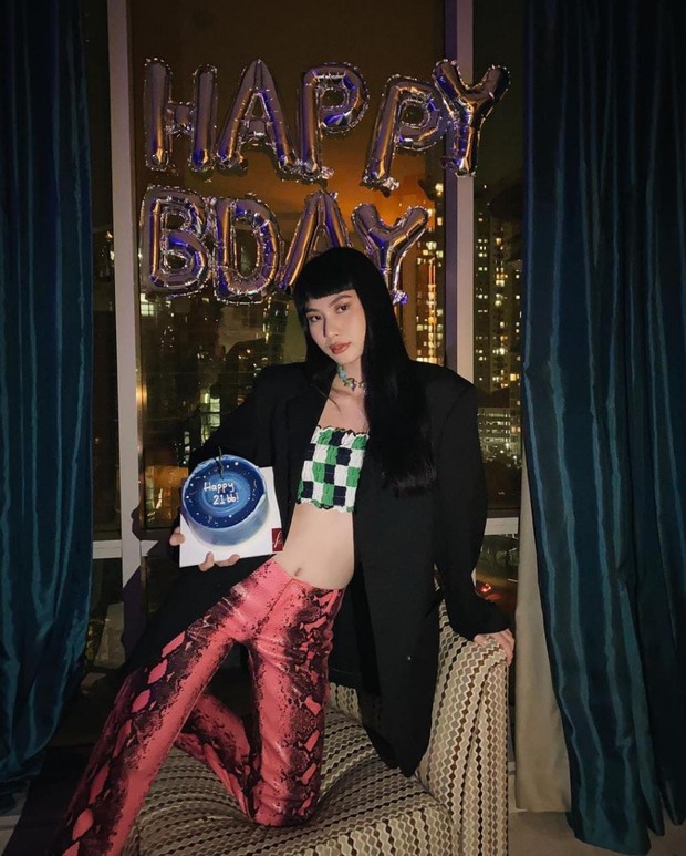 Penampilan Helen Hiu Mix and Match/foto: instagram/@helenhiuu penampilan Helen Hiu dengan mix and match baju yang unik