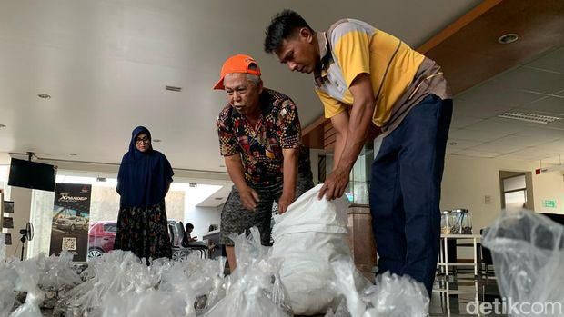 Pengusaha Asal Karawang Beli Pajero Rp660 Juta Pakai Uang Koin