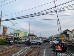 Hati-hati, Palang Pintu Lintasan KA di Ngagel Rusak Tak Bisa Menutup